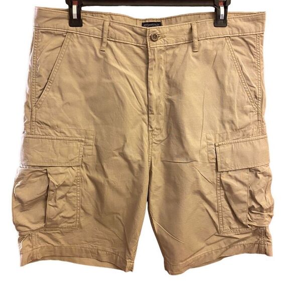Levi‎ Strauss & Co Khaki Cargo Shorts in Size 38 - Picture 1 of 11
